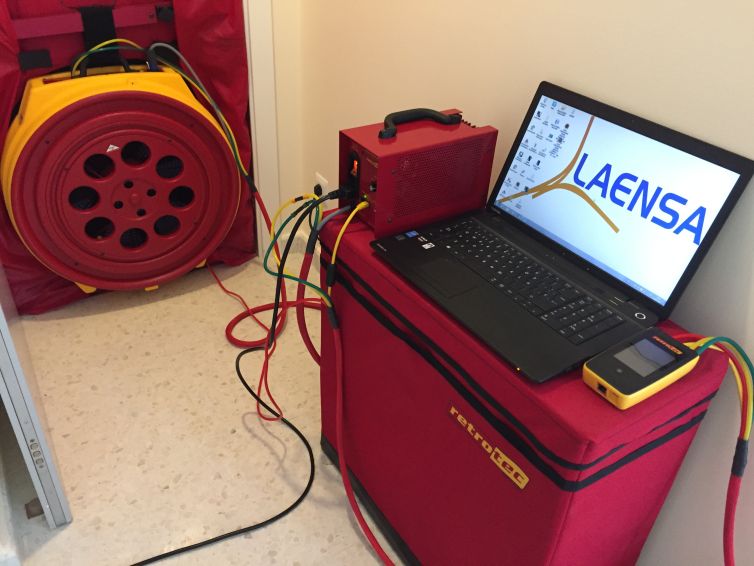 ESTANQUEIDAD AL AIRE DEL EDIFICIO MEDIANTE BLOWER-DOOR Y ESTUDIO DE LAS CONDICIONES TERMOHIGROMÉTRICAS. SEVILLA ESTE.