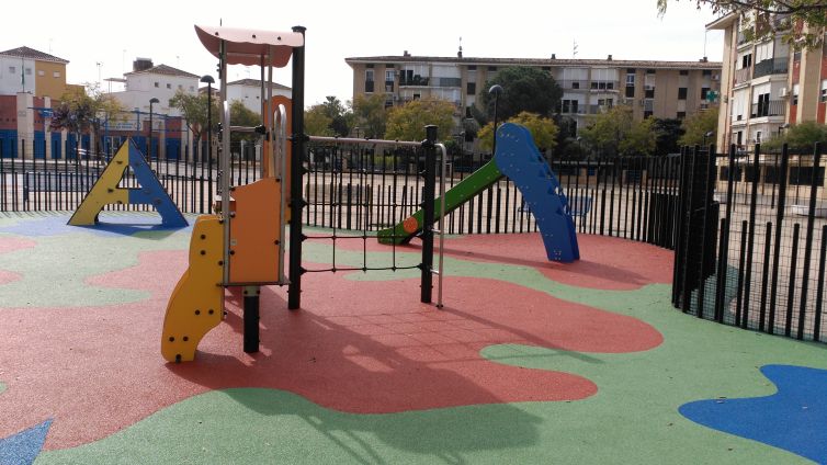 ÁREA DE JUEGOS INFANTILES SITA EN PLAZA DE LOS ALCORES. MAIRENA DEL ALJARAFE (SEVILLA).