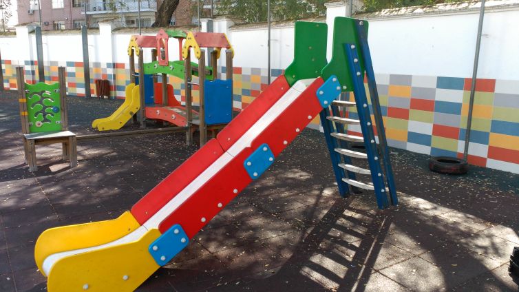 ÁREA DE JUEGOS INFANTILES SITA EN COLEGIO SAN ANTONIO MARÍA CLARET. SEVILLA.