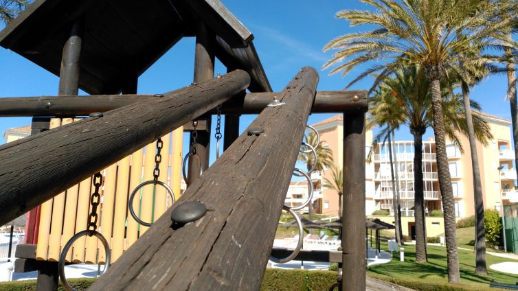 PARQUE INFANTIL EN URBANIZACIÓN LAS AMÉRICAS DE ISLANTILLA (HUELVA).