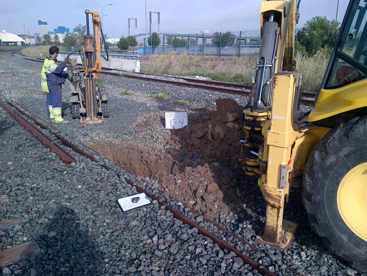 ENSAYOS GEOTÉCNICOS PARA EL ANILLO FERROVIARIO DEL PUERTO DE SEVILLA.