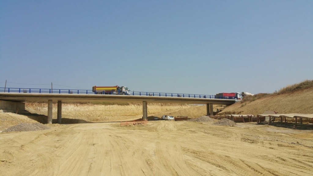 Pruebas de carga en la estructura de paso superior E-11, en la autovía SE-40, TRAMO CORIA-ALMENSILLA (SEVILLA).