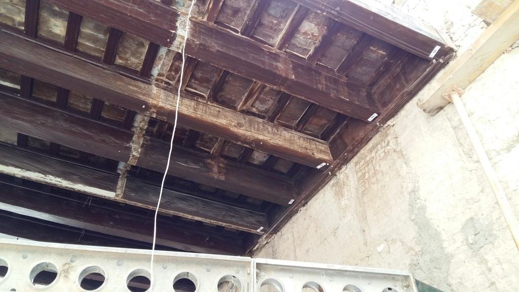 INSPECCIÓN DE VIGAS DE MADERA PARA DETERMINAR SU ESTADO DE CONSERVACIÓN. EDIFICIO EN PLAZA DE LA ENCARNACIÓN. SEVILLA.